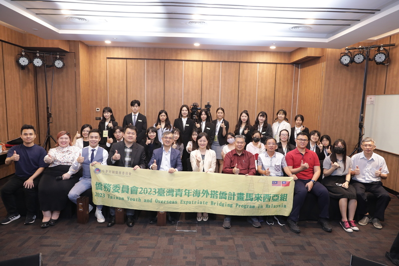 「我的青春與留學台灣」座談會15日在馬來西亞舉行，圖為與會成員合影。(圖：中央社)