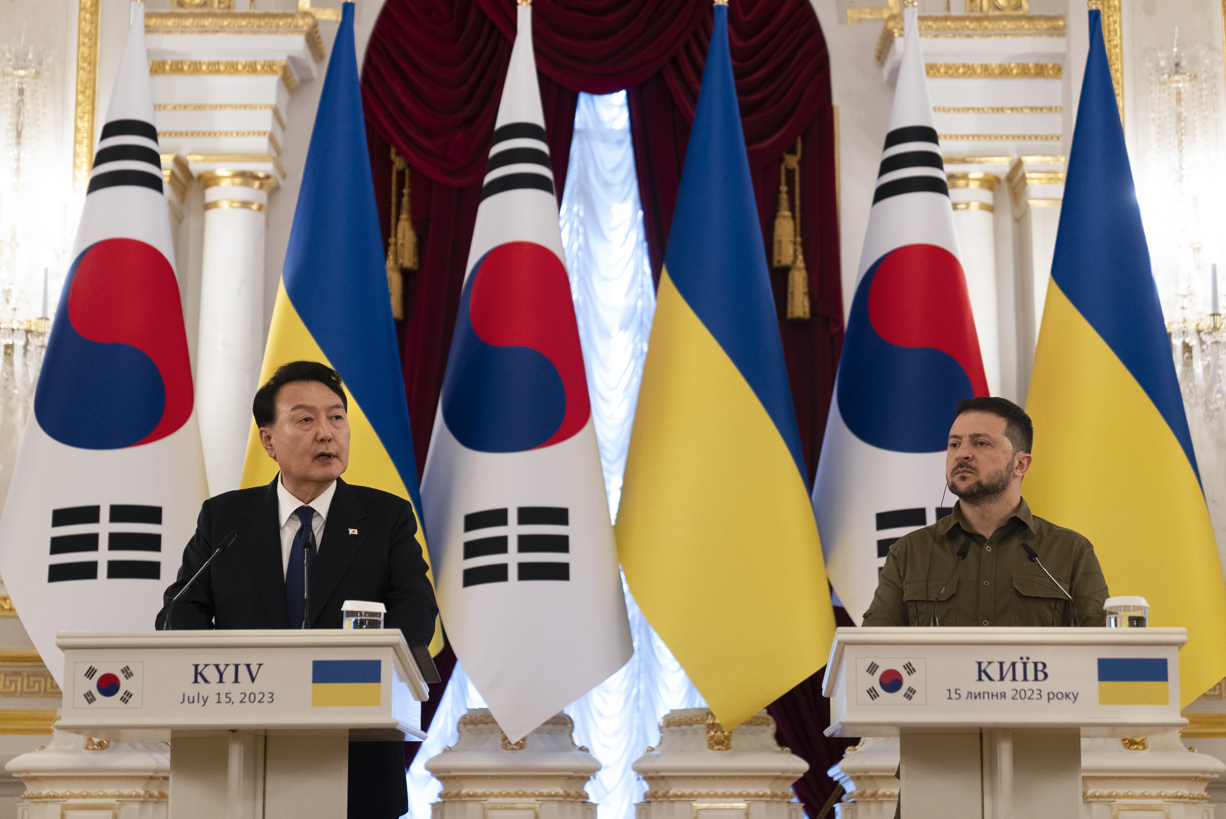 南韓總統尹錫悅(左)15日與烏克蘭總統澤倫斯基(右)舉行峰會後，承諾「擴大」對烏國人道和非致命軍事援助規模。(美聯社/達志影像)