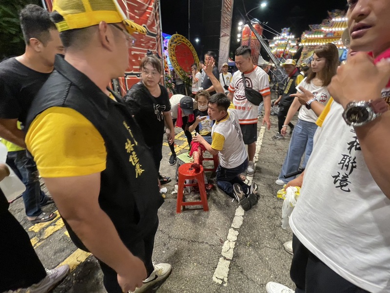 嘉義市15日晚間廟會活動在金山路設置祭壇，吸引上萬人參與，活動中疑似移動式發電機爆炸，造成多人受傷。(民眾提供) (圖：中央社)