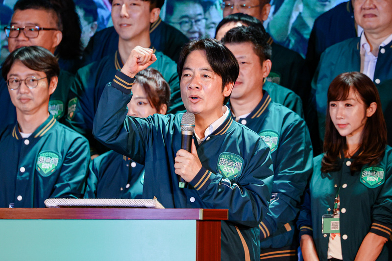 民進黨16日在台北圓山大飯店舉行全代會，總統參選人暨黨主席賴清德致詞時強調，民進黨始終站在民主自由這邊、始終站在台灣人民這邊。 (圖：中央社)