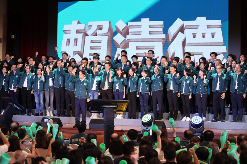 民進黨全代會今天(16日)登場，民進黨主席暨總統參選人賴清德率立委參選人出場造勢。(圖：中央社)