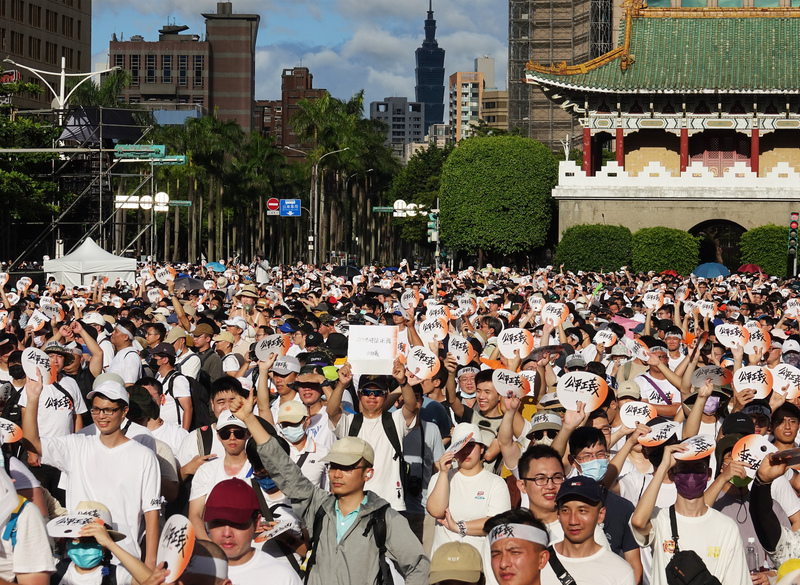 「公平正義救台灣」活動今天(16日)號召民眾上凱達格蘭大道。(圖：中央社)