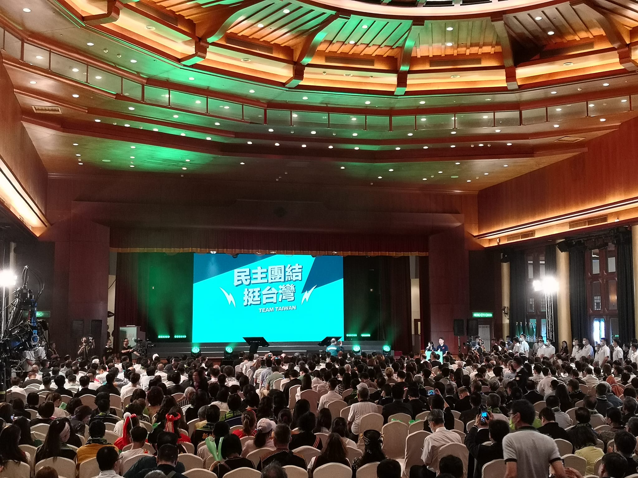 民進黨全代會今天(16日)登場，重頭戲聚焦黨主席暨總統參選人賴清德率所有區域立委提名人出場大造勢。(劉玉秋攝)