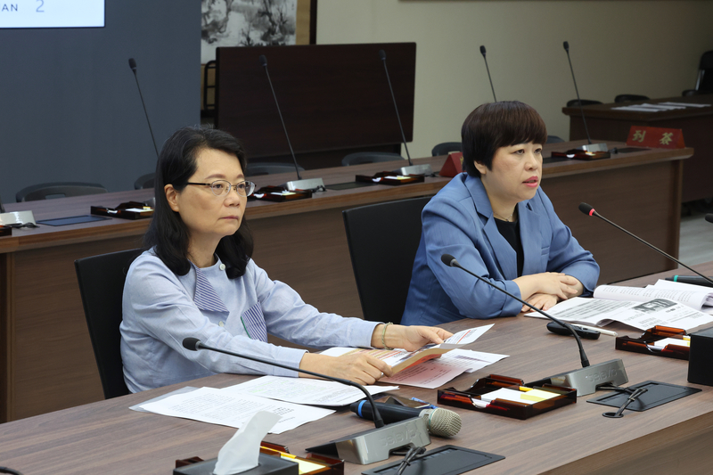 監察委員王美玉（左）、葉大華（右）17日上午舉行記者會表示，調查發現，前原能會主委謝曉星涉及4大違失，監察院以13比0全票通過彈劾謝曉星，全案移送懲戒法院審理。 (圖：中央社)