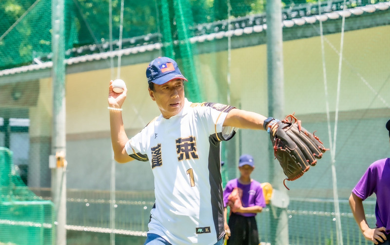 宜蘭縣蘇澳鎮蓬萊國小少棒隊將代表台灣參加「2023美國貝比魯斯聯盟U12世界少棒錦標賽」，鴻海集團創辦人郭台銘（中）17日到蓬萊國小出席國際賽行前加油會，並與選手傳接球互動。（永齡基金會提供） (圖：中央社)