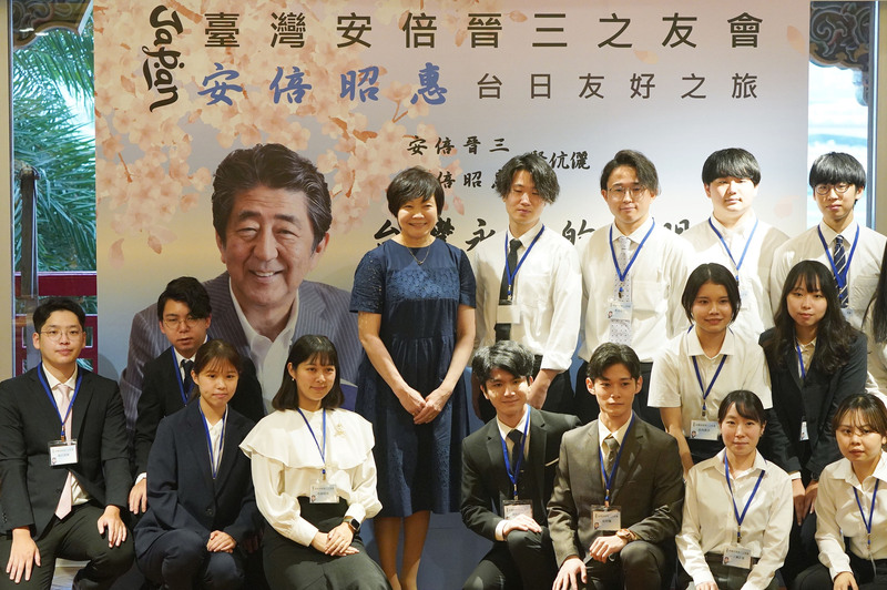 日本已故前首相安倍晉三夫人安倍昭惠（立者後左）17日抵台展開訪問行程，傍晚在台北圓山大飯店與安倍晉三獎學金在台留學生交流合影。中央社記者徐肇昌攝  112年7月17日 (圖：中央社)