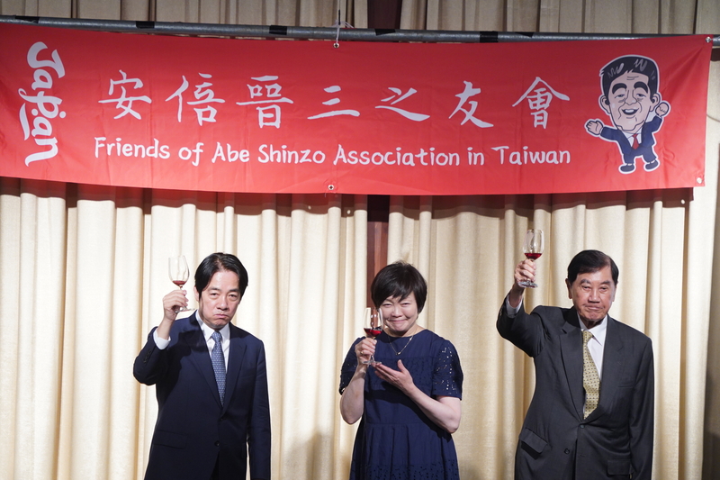 日本已故前首相安倍晉三夫人安倍昭惠(中)17日表示，安倍時時刻刻都在想為台灣能做什麼這件事。(圖：中央社)