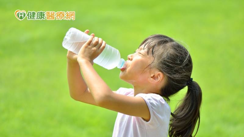 當兒童身體疑似出現如疲倦、活動力減退等熱傷害徵兆，務必迅速離開高溫的環境、設法降低體溫（如鬆脫衣物、用水擦拭身體或搧風等）、飲用加少許鹽的冷開水或電解質飲料。(圖：健康醫療網 提供)