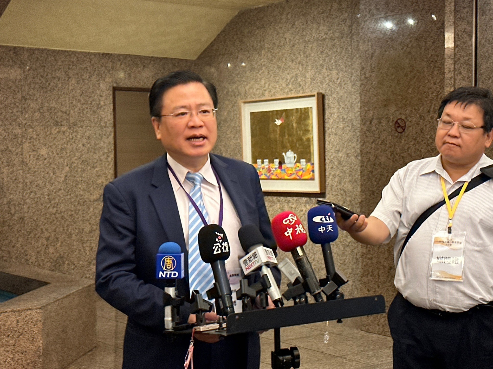 全國商業總會理事長許舒博(左)表示，車貸與房貸要增加了。(資料照/謝佳興 攝)