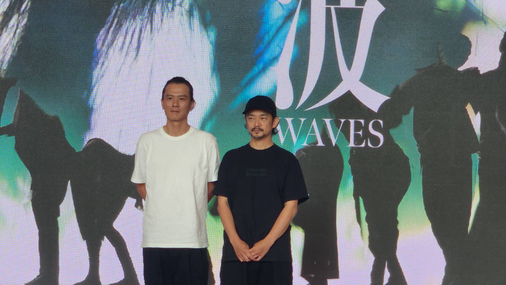 雲門舞集50週年，年底將推出藝術總監鄭宗龍(左)的新舞作《波》，還找來日本新媒體藝術家真鍋大度(右)合作，並搭上AI熱潮，希望為雲門舞者的身體與科技找到新的結合可能性。(江昭倫 攝)