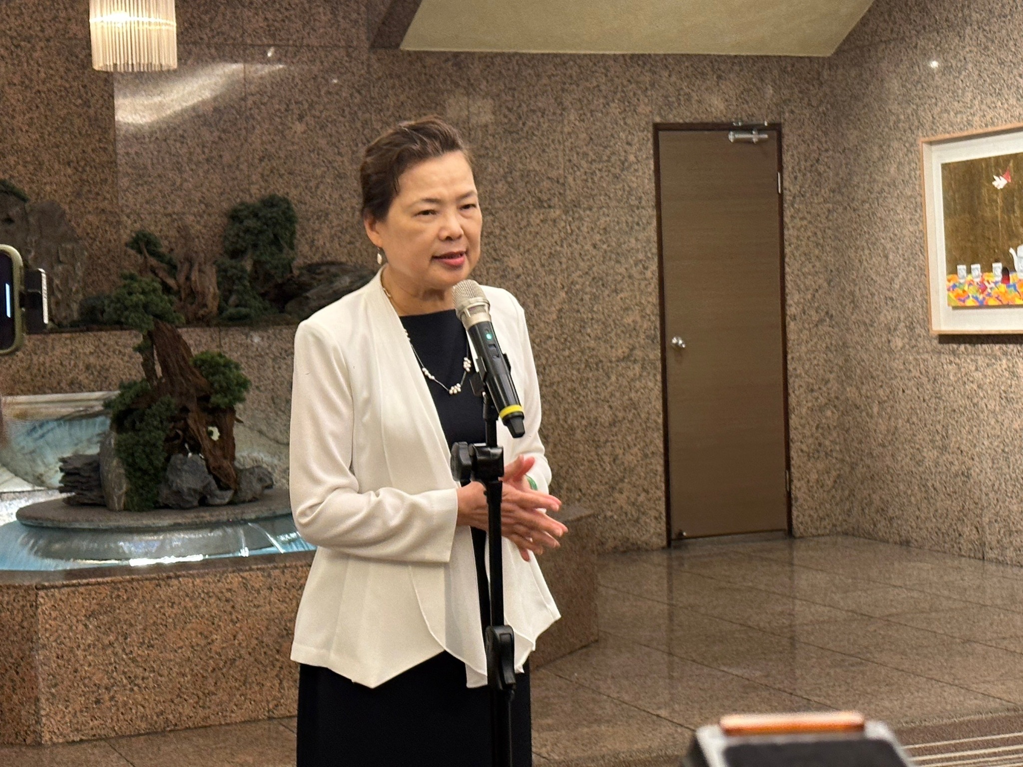 外傳台積電高雄廠將改為2奈米先進製程，經濟部長王美花17日回應，台灣仍舊是台積電最主要的生產基地。(謝佳興 攝)