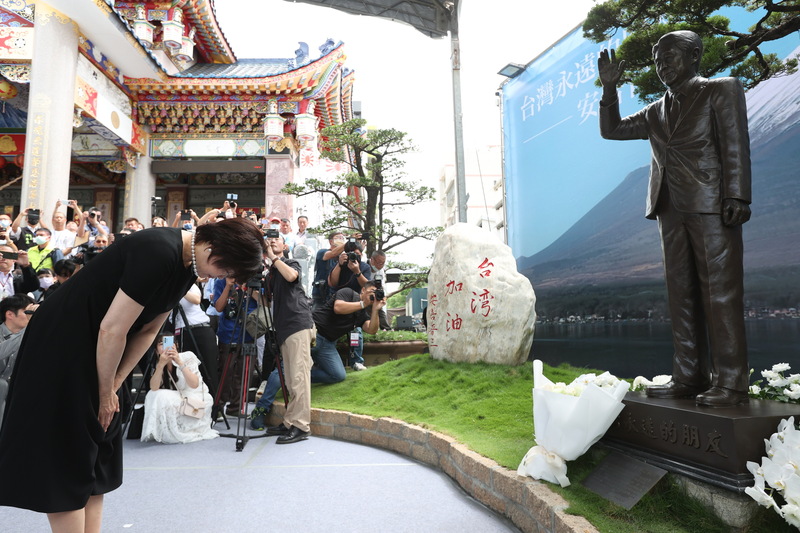 日本已故前首相安倍晉三夫人安倍昭惠（前左）訪台，18日上午前往高雄紅毛港保安堂參訪，並向安倍晉三紀念銅像鞠躬致意。 (圖：中央社)