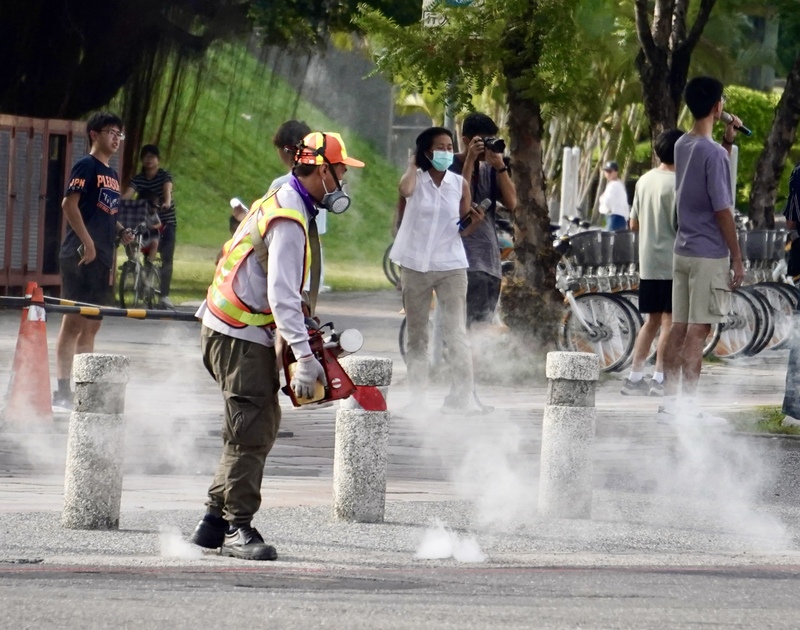 疾管署公布，台灣出現今年首例因登革熱死亡案例。圖為環保局人員正在對高雄市新興區一處公園加強消毒。 (圖：中央社)