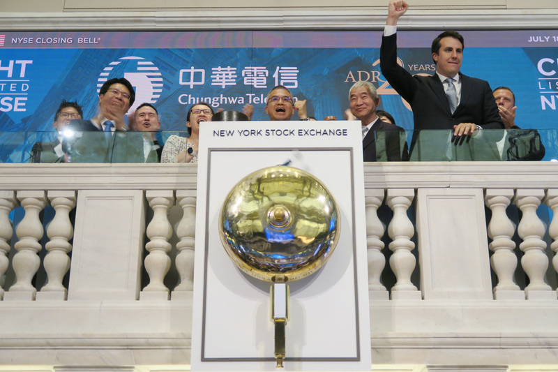 中華電信美國存託憑證（ADR）發行20週年，18日由董事長郭水義（圖中豎拇指比讚者）率隊在紐約證券交易所敲收盤鐘慶祝。 (圖：中央社)