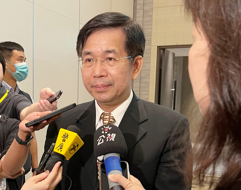 教育部長潘文忠(中)19日出席112年度全國教育局處長會議，會前受訪指出，教職員工對未成年學生發生性或性別關係，會一律禁止；對成年學生的部分，則會以有無「權勢關係」作為判斷，後續會邀集學者專家，整理各種行為樣態，也會提供參考指引，讓學校有所依循。 (圖：中央社)