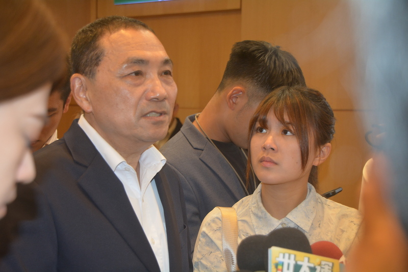 國民黨總統參選人侯友宜（左）19日受訪表示「兄弟齊心、其利斷金」，他與前高雄市長韓國瑜、鴻海創辦人郭台銘等人，都有守護中華民國的共同目標；球賽過程不斷強化戰力，最後一定會逆轉勝。 (圖：中央社)