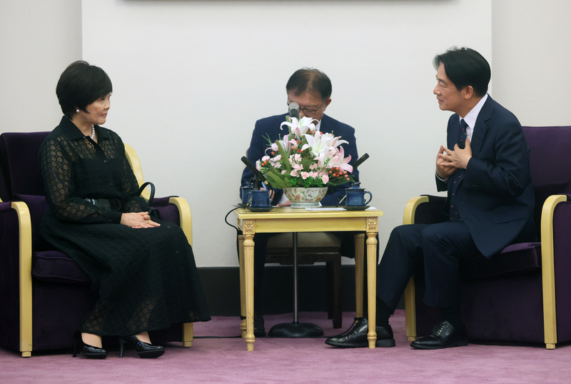 副總統賴清德19日下午接見日本已故前首相安倍晉三夫人安倍昭惠(左)，致詞時憶及安倍晉三過往回憶，數度哽咽。(圖：中央社)