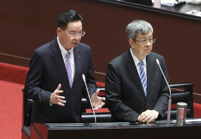美國聯邦參議院18日一致同意通過「美台21世紀貿易倡議首批協定實施法案」，顯示美方高度重視台美經貿關係。行政院長陳建仁（右）19日赴立法院專案報告並備詢，表示期待協定儘速生效，台美貿易倡議簽署後不僅有助台灣加入跨太平洋夥伴全面進步協定（CPTPP），也有助於未來台灣與其他國家洽簽自由貿易協定（FTA）或其他區域協定。中央社記者郭日曉攝 112年7月19日 (圖：中央社)