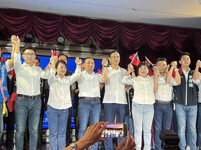 國民黨台中市黨部19日晚間在潮港城國際美食館舉辦「台中盧好、台灣越侯」總統與立委參選人聯合懇託活動，台中市長盧秀燕、國民黨主席朱立倫均同台為總統參選人侯友宜造勢。(圖：中央社)
