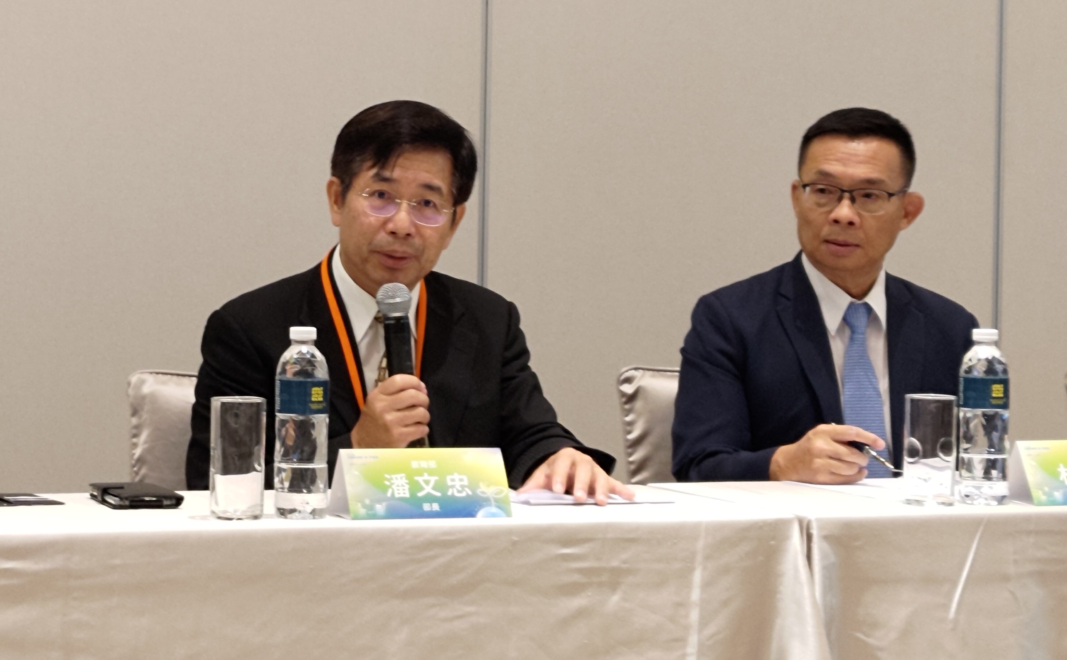 教育部長潘文忠(左)在全國教育局處長會議記者會上，回應陸生團訪台議題。(陳國維 攝)