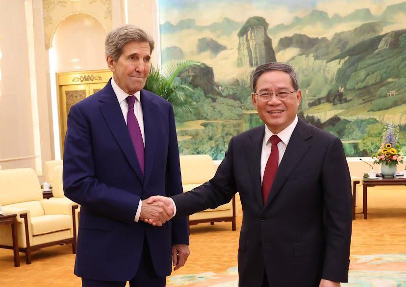 美國總統氣候特使凱瑞（John Kerry）18日在北京人民大會堂會見中國國務院總理李強。(圖:@ClimateEnvoy)