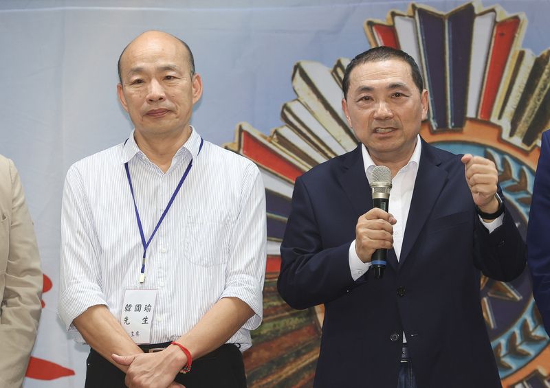國民黨總統參選人侯友宜（右）7月1日在台北出席國民黨黃復興黨部成立67週年會慶暨動員大會，與前高雄市長韓國瑜（左）同台並致詞。(資料照片/中央社)