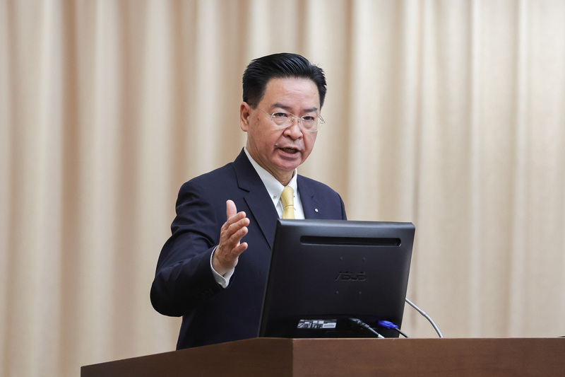外交部長吳釗燮表示，中國想影響台灣大選，但選舉取決人民，而非惡霸鄰居。(圖：中央社)