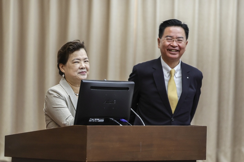 立法院經濟、內政、外交及國防、財政、司法及法制、社會福利及衛生環境委員會聯席會議20日審查「駐美國台北經濟文化代表處與美國在台協會關於台灣與美國間貿易協定」案，經濟部長王美花（左）、外交部長吳釗燮（右）列席備詢。 (圖：中央社)