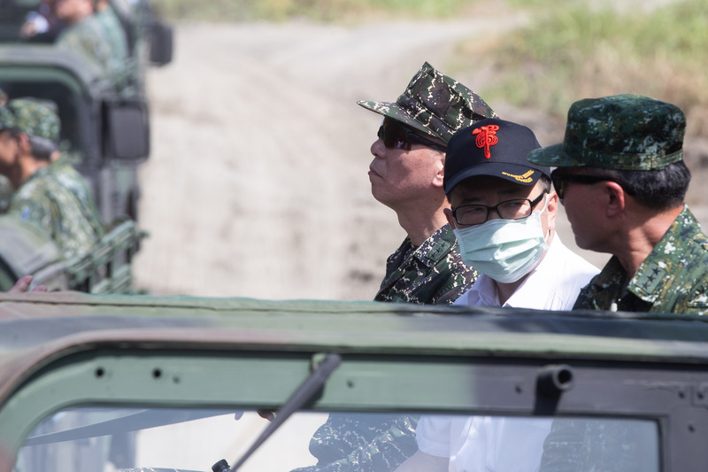 國軍20日上午於八里舉行最後一次漢光聯合反登陸預演，由國安會副秘書長陳文政(中)、參謀總長梅家樹上將(左)親自校閱。(圖：中央社)
