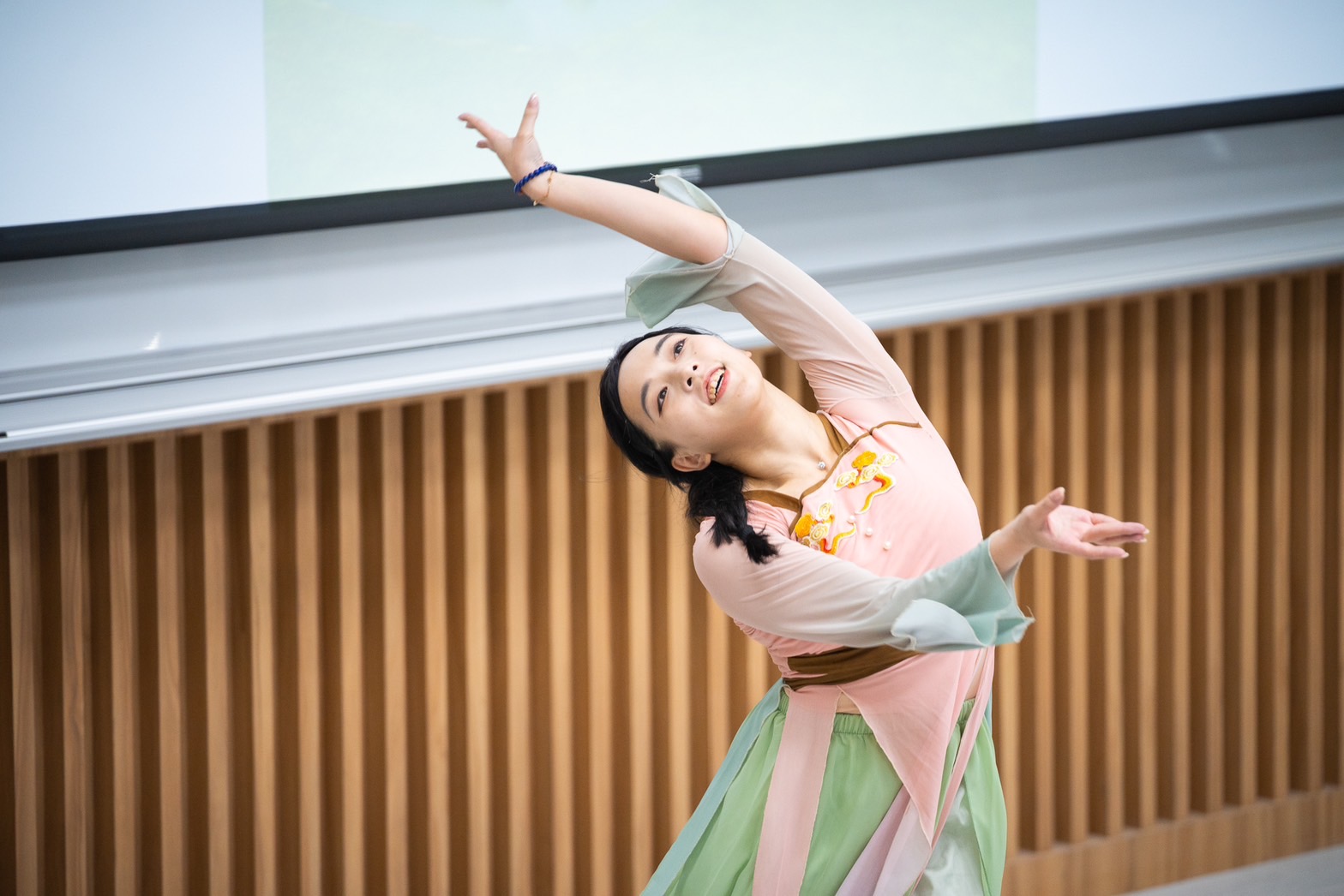 北京大學學生張鈺渟在東華大學帶來古典舞表演。(馬英九基金會提供)