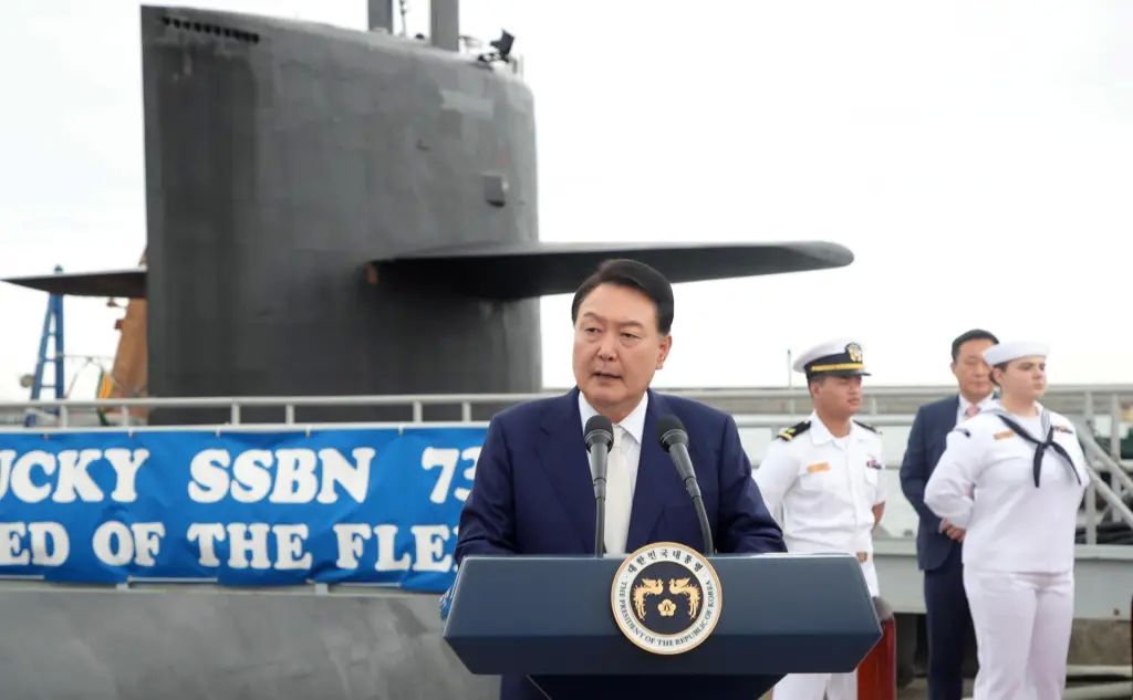 南韓總統尹錫悅19日在釜山的海軍基地登上美軍潛艦「肯塔基號」（USS Kentucky）。 (圖:南韓發布)