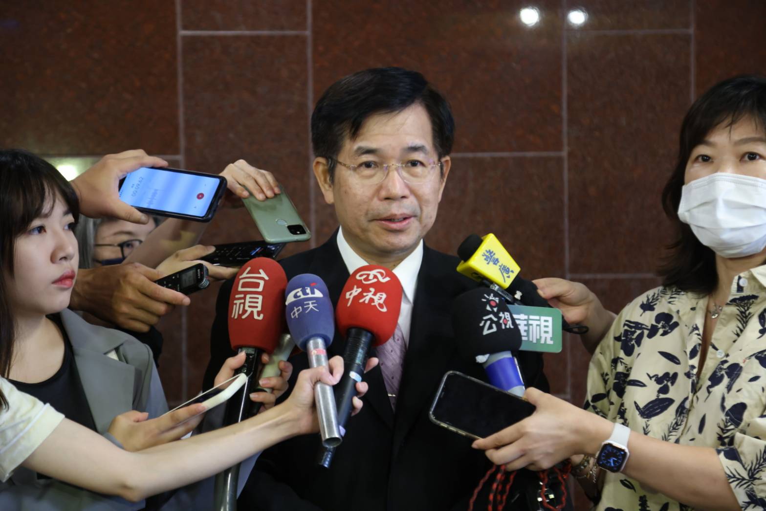 教育部長潘文忠20日受訪表示，學生校外實習、建教性騷研議納入《性平教育法》規範。(江昭倫 攝)