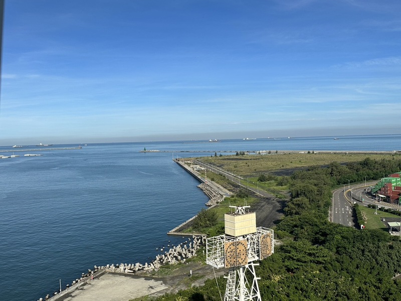 帛琉籍貨櫃船「天使輪」20日在高雄港外海進水傾斜，21日凌晨呈半沉沒，僅剩船首浮於水面，高雄港務分公司上午全力打撈漂流貨櫃，目前二港口已恢復進出港。（高雄港務分公司提供） (圖：中央社)