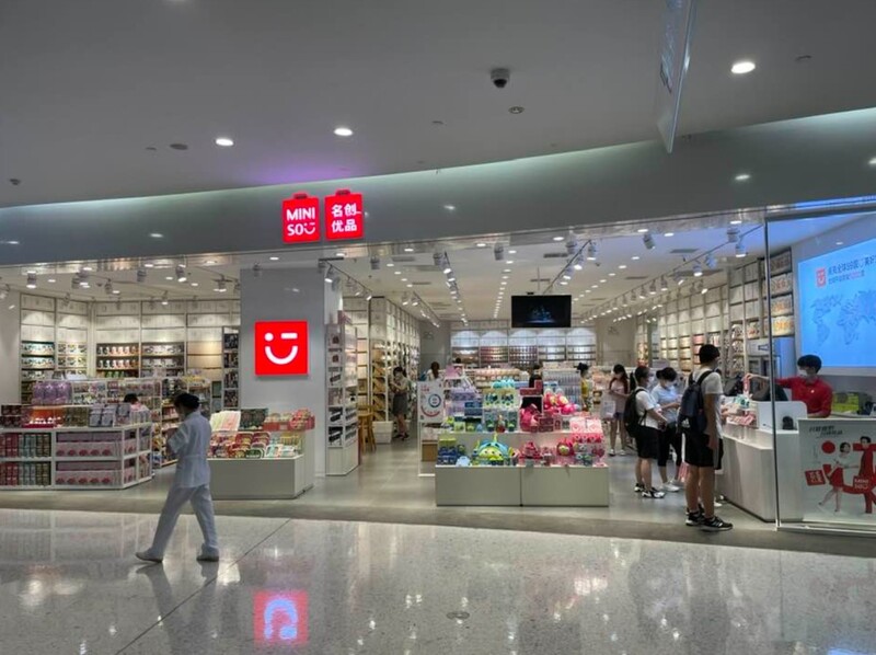 圖為消費者在上海一間雜貨品零售店消費選購。(資料照片/CNA)