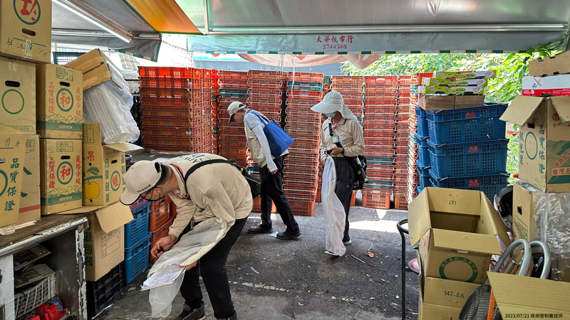 本土登革熱個案持續增加，台南周末將動員進行清消。圖為疾管署副署長羅一鈞21日率5組人馬前往疫情熱區了解相關防治工作。(疾管署提供) (圖：中央社)