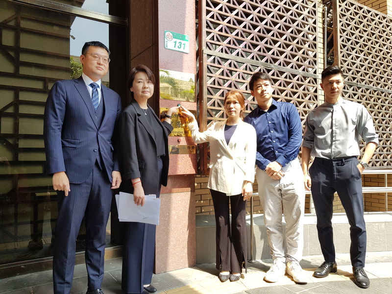 民眾黨指控三立新聞「藍白合」獨家報導內容不實，21日民眾黨總統參選人柯文哲競選總部總幹事黃珊珊（左2）、副總幹事暨發言人陳智菡（中）與民眾黨副秘書長許甫（右2）在律師陪同下，到台北地檢署按鈴提告。(圖：中央社)