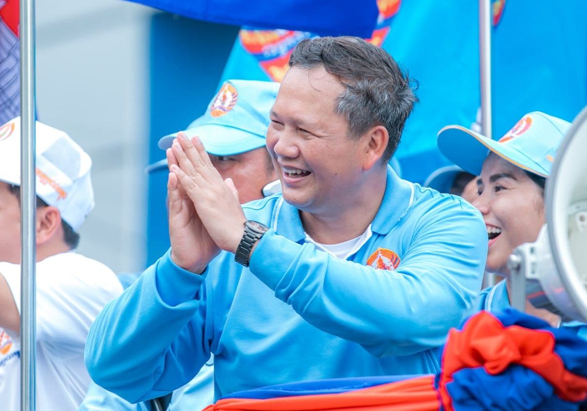 柬埔寨大選將於23日登場，總理長子洪馬內首披戰袍選議員。 (圖:取自臉書)