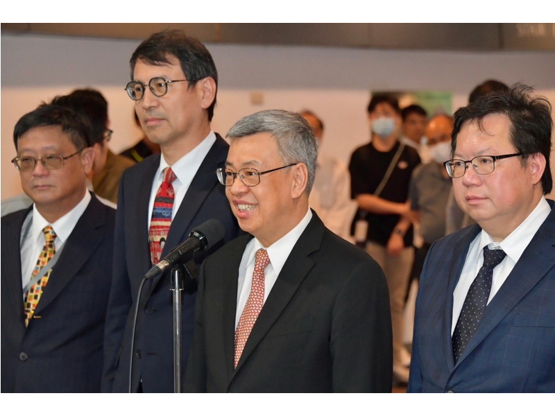 行政院長陳建仁(右二)28日出席台積電全球研發中心啟用典禮，強調政府會持續當「護國神山」的靠山。資料照片(行政院提供)