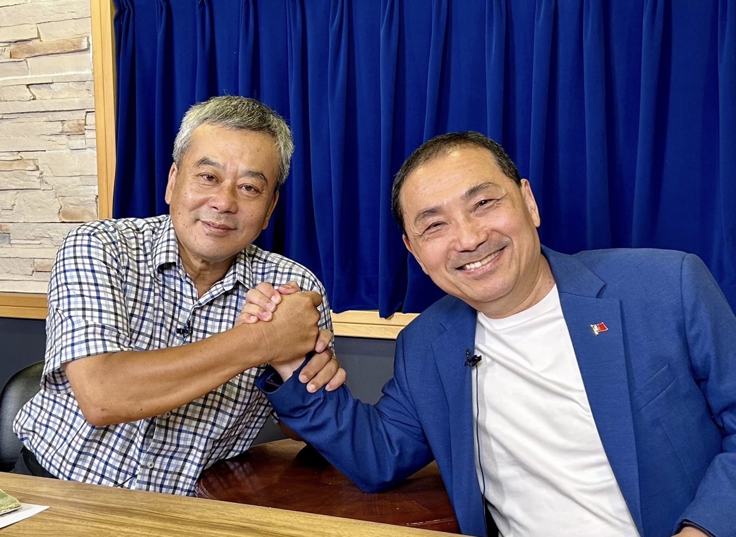國民黨總統參選人侯友宜今天(21日)上「小董真心話」廣播專訪。(侯友宜競選辦公室提供)