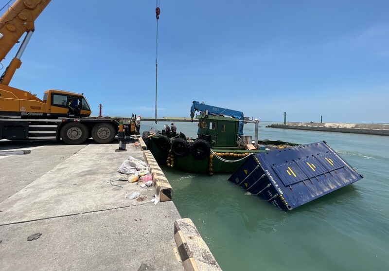 帛琉籍貨櫃船「天使輪」在高雄港外海進水沉沒，導致大量貨櫃落海漂流。高雄港務分公司22日表示，投入貨櫃打撈作業的船隻增至17艘，持續打撈中。（高雄港務分公司提供） (圖：中央社)