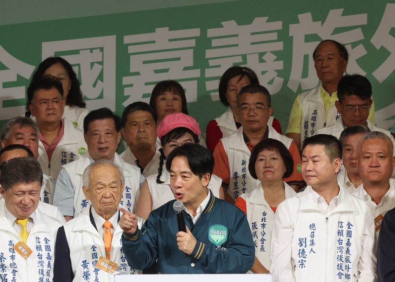 民進黨總統參選人賴清德（前中）22日下午到新北市新莊區，出席全國嘉義旅外鄉親信賴台灣後援會成立大會，致詞時號召鄉親朋友團結齊心，一起打贏2024總統大選選戰。中央社記者趙世勳攝  112年7月22日 (圖：中央社)