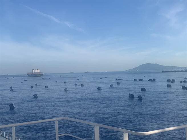 帛琉籍貨櫃船「天使輪」在高雄港外海進水沉沒，數百只貨櫃漂流在海上。(圖:高雄好過日粉專)