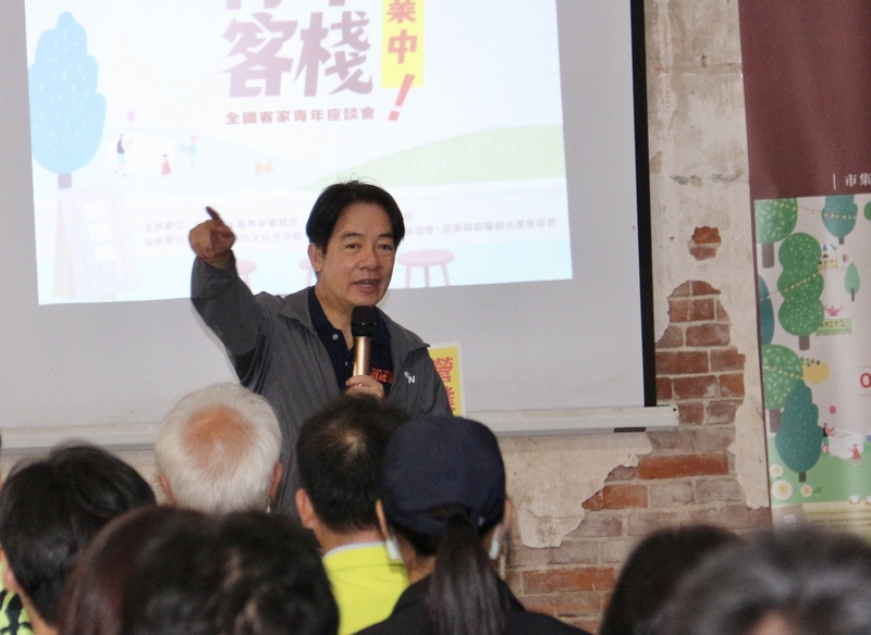 民進黨全國客家青年座談會23日在苗栗縣銅鑼灣1895文化生活館舉行，吸引來自全台地方創生青年參加，民進黨主席、總統參選人賴清德出席致詞。(圖：中央社)