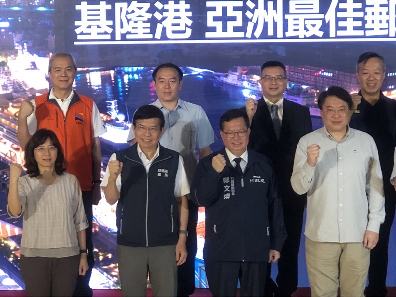 行政院副院長鄭文燦（前右2）23日在交通部長王國材（前右3）、內政部長林右昌（前右）等人陪同下，前往基隆港西岸旅客中心視察基隆港郵輪業務，眾人並合影留念。(圖：中央社)