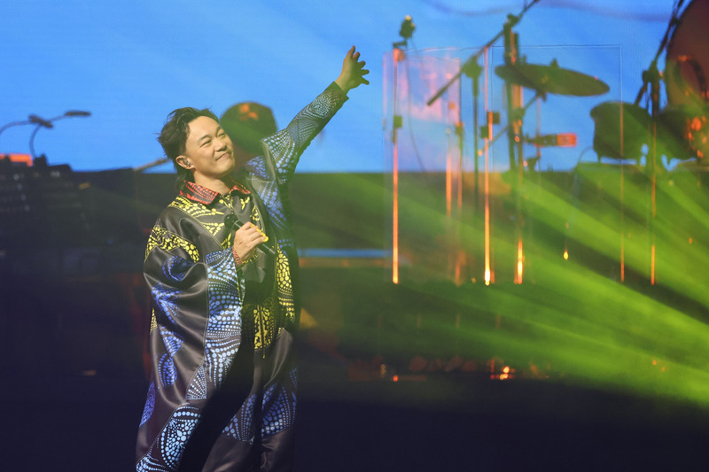 金曲歌王陳奕迅在台北小巨蛋舉辦Fear and Dreams世界巡迴演唱會，23日晚間來到最終第7場，舞台絢麗燈光效果搭配動感歌曲，讓全場氣氛沸騰。 (圖：中央社)