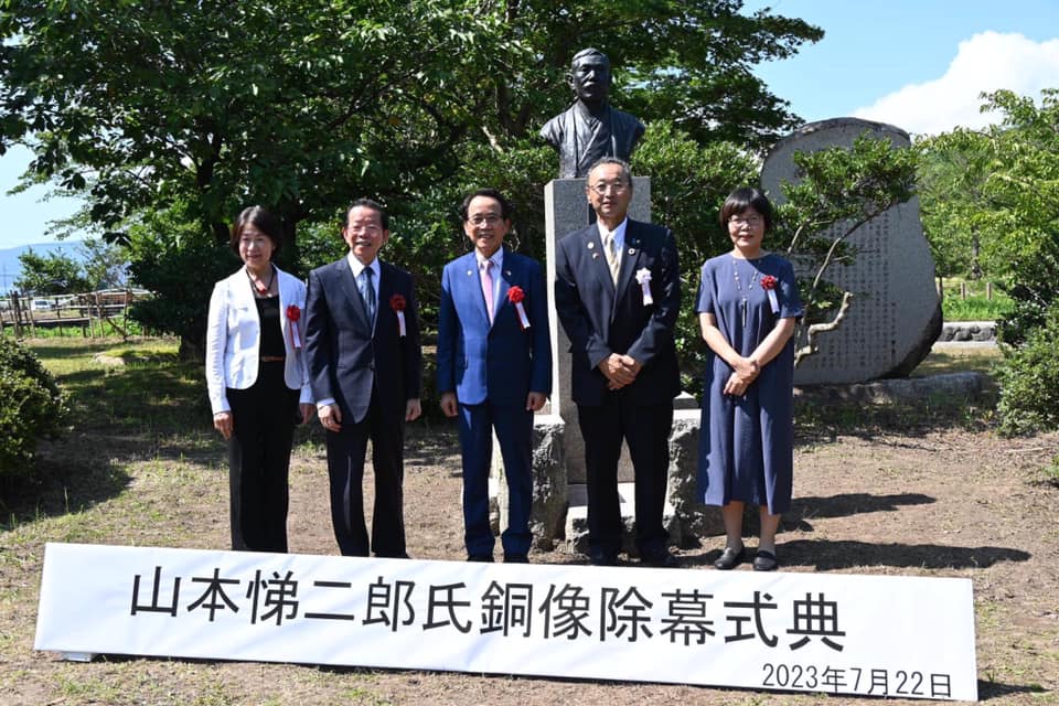 22日於佐渡市真野公園舉辦山本悌二郎翻製銅像安座揭幕儀式及紀念活動。(圖取自謝長廷臉書)
