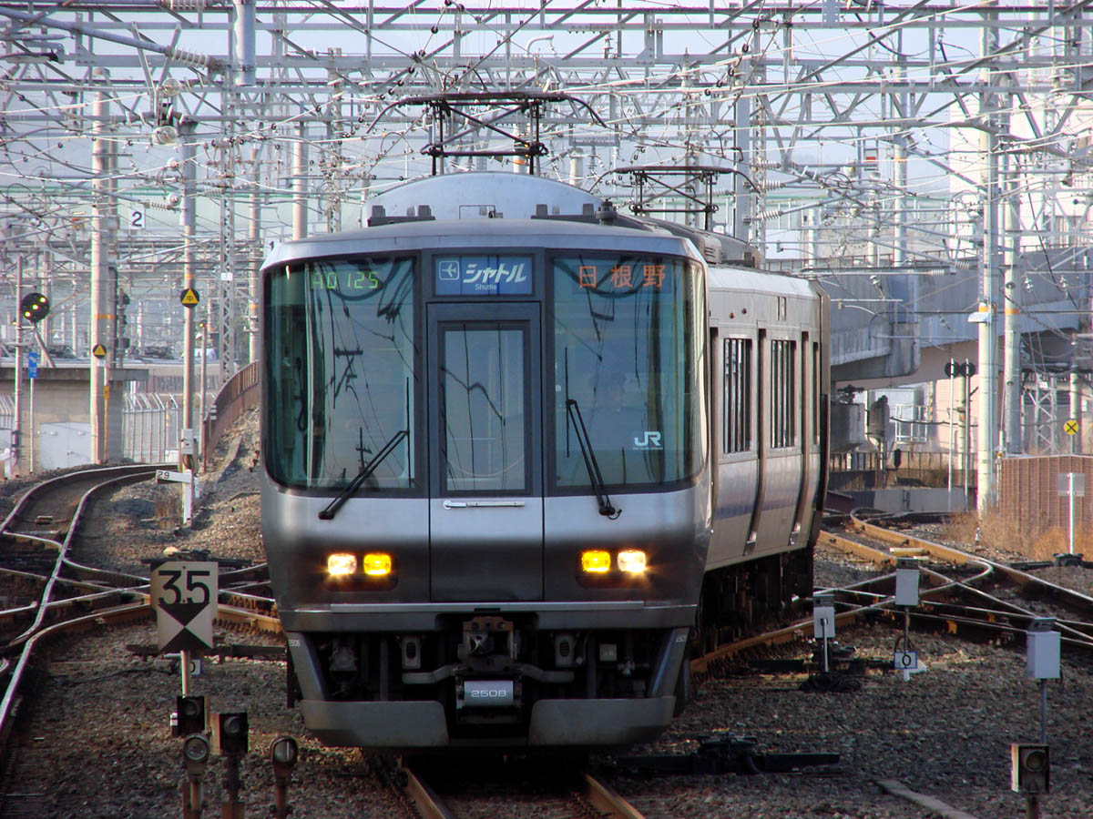日本業者為了防範電車上的隨機傷人事件，開始著手更新監視錄影設備，採用搭載人工智慧的機型強化監控。(圖：維基百科)