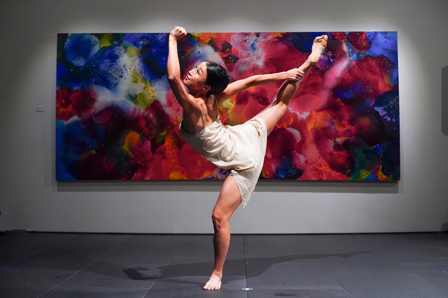 旅美舞蹈家簡珮如近日返台，於江賢二畫作前舞出最新舞作《Pure》。（ART BOX小美術館提供）