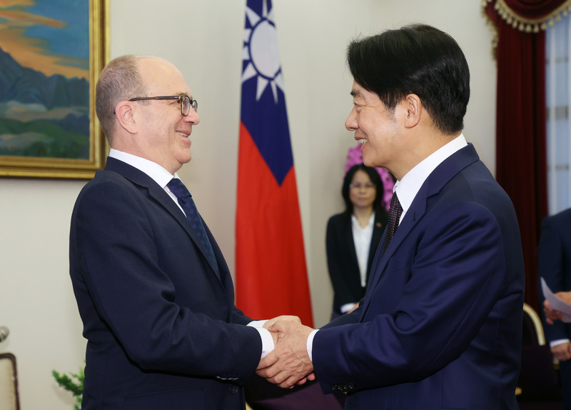 副總統賴清德（右）24日在總統府接見法國參議院外交暨國防委員會副主席葛托蘭（Andre Gattolin）（左）訪團，兩人握手致意。 (圖：中央社)