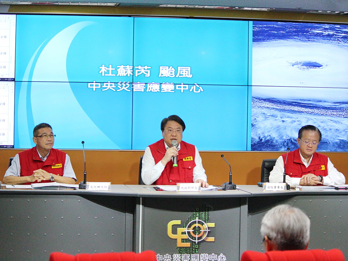 內政部長林右昌24日上午視察中央災害應變中心整備情形，要求相關單位與地方政府做好因應準備 (央廣記者王照坤 攝)